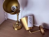une lampe posée sur un bureau, sur laquelle est posée une note