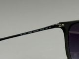 Les lunettes de soleil sont noires et ont des verres violets.