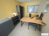 une pièce équipée d'un bureau, d'armoires et d'un ordinateur posé dessus