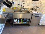une cuisine équipée d'un évier et d'un lave-vaisselle
