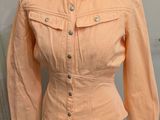 une veste pour femme posée sur un mannequin dans une pièce