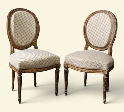 deux chaises avec dossier et assise rembourrés