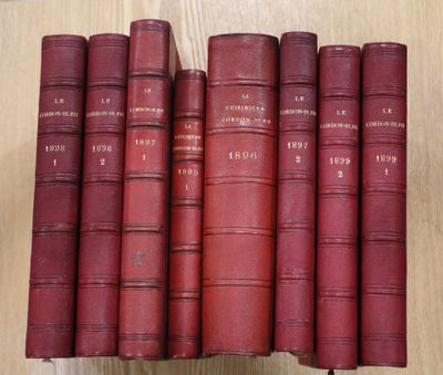 six livres rouges empilés les uns sur les autres sur une table en bois