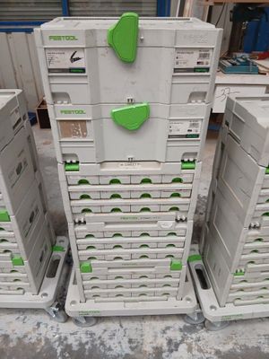 un grand nombre de boîtes empilées les unes sur les autres