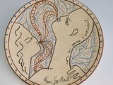 une assiette sur laquelle est représentée une femme