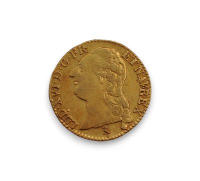 une pièce d'or ornée d'une tête de femme
