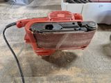 une machine rouge posée sur le sol