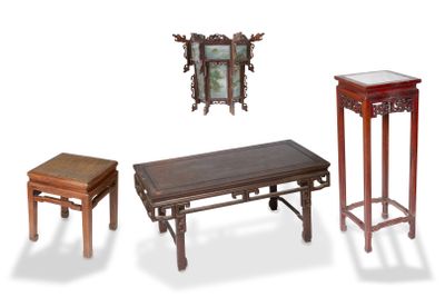 trois meubles, à savoir une table, un tabouret et un miroir