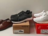 trois paires de chaussures pour homme posées sur une boîte
