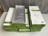 Plusieurs cartons verts sont empilés les uns sur les autres