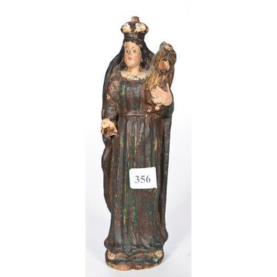 une statue représentant une femme tenant un chat et un chien