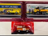 deux camions miniatures posés sur une table