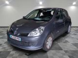 la photo d'une voiture grise garée dans un garage