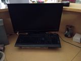 une image d'un bureau d'ordinateur avec un clavier et un écran