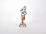 figurine d'une femme tenant un bébé dans ses bras