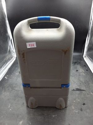 un récipient en plastique muni d'une poignée bleue posé par terre