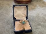 une bague dans une boîte posée sur une table