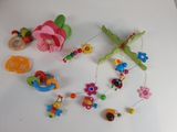 une table blanche sur laquelle sont posés tout un tas de jouets