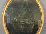 un miroir rond avec un cadre doré accroché au mur