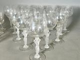 un grand nombre de verres à vin posés sur une table