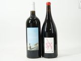 deux bouteilles de vin posées l'une à côté de l'autre sur une table