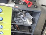 un petit chariot sur lequel est posé un ordinateur