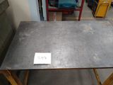 une table en métal sur laquelle se trouve une feuille de papier