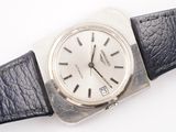 a watch that is sitting on a black leather strap