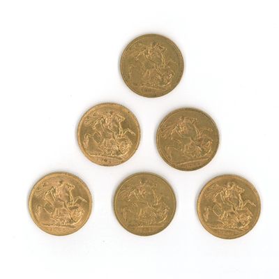 six pièces de six livres sterling disposées en pyramide sur une surface blanche