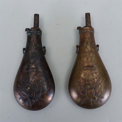 deux vases posés l'un à côté de l'autre sur une table