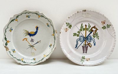 deux assiettes avec des motifs différents sur une table
