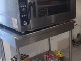 une photo d'une cuisine avec un micro-ondes posé sur une table