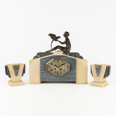 une horloge surmontée d'une statue représentant une femme assise