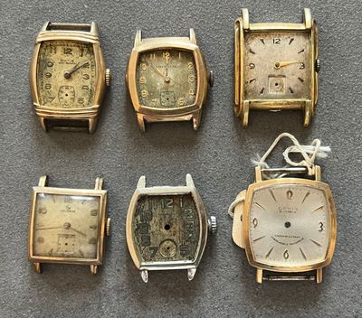 Plusieurs modèles de montres sont exposés sur une table.