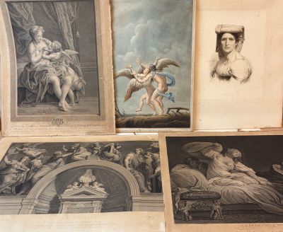 plusieurs gravures anciennes représentant des femmes et des hommes, exposées dans une vitrine