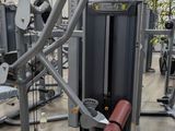 une salle de sport équipée de divers appareils