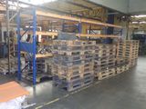 une grande quantité de palettes empilées dans un entrepôt