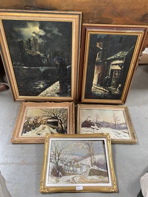 trois tableaux encadrés représentant une scène hivernale, posés sur une table dans une pièce