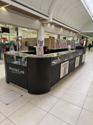 une photo d'un magasin avec une grande vitrine