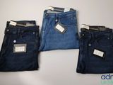trois paires de jeans pour homme empilées les unes sur les autres