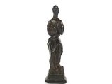 l'image d'une statue représentant une femme tenant un bébé dans ses bras