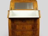 une vieille commode en bois surmontée d'un miroir