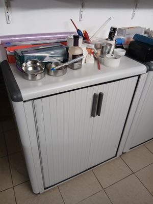 un plan de travail de cuisine sur lequel sont posées des casseroles et des poêles