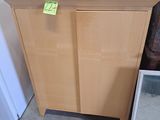 une armoire en bois surmontée d'un miroir
