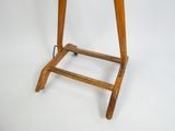 un tabouret en bois avec une assise en bois sur fond blanc