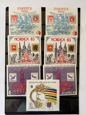 trois timbres différents exposés au mur