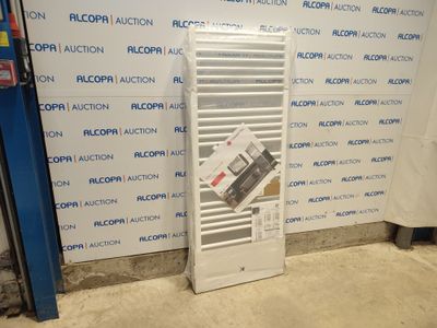 un radiateur blanc situé contre un mur