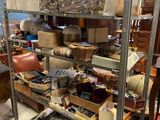 une étagère remplie d'objets divers dans une pièce