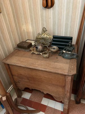 une petite table sur laquelle repose un crâne, dans un coin de la pièce