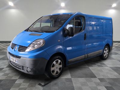 la photo d'une camionnette bleue garée sur un sol en damier